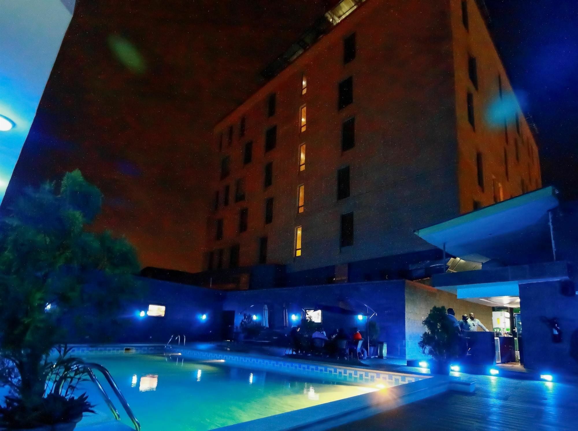 Golden Tulip Essential Lagos Airport Hotel Exterior foto